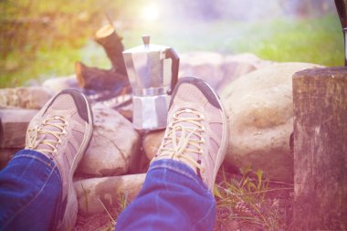 Ateşin yanında oturan insanlar.