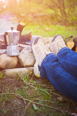 Ateşin yanında oturan insanlar.