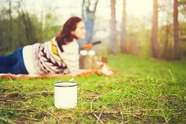 Kaffekopp med vilande flickan i bakgrunden. — Stockfoto