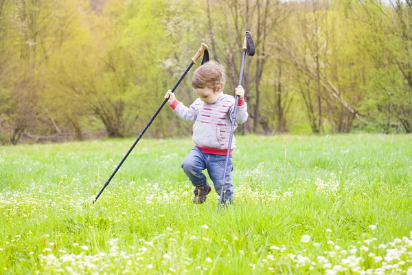 The child with the sticks to walk. — Stock Photo, Image