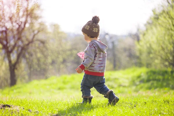 Ребенок играет с фрисби на открытом воздухе . — стоковое фото