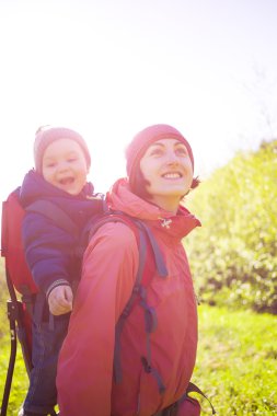 Anne ve oğlu seyahat.