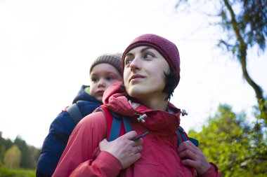 Anne ve oğlu seyahat.