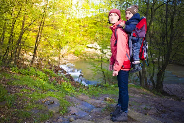 La madre y el hijo están viajando . —  Fotos de Stock