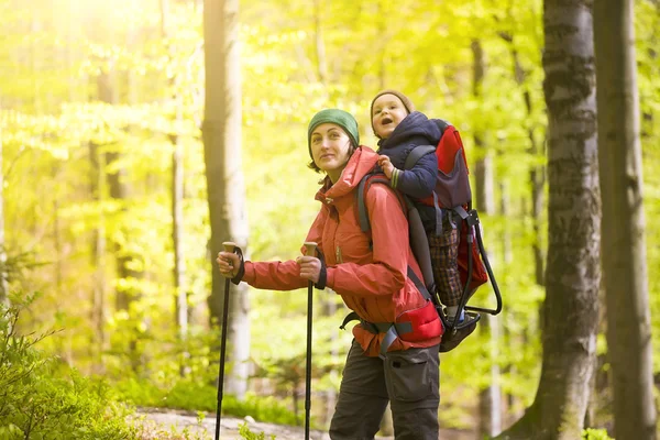 Mor och son är ute och reser. — Stockfoto