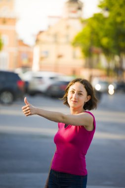 Başparmak gösterilen genç kız.