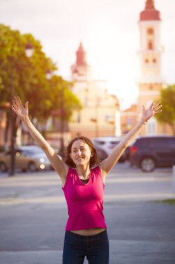 Genç bir kız sevinç duygusu hissediyor.