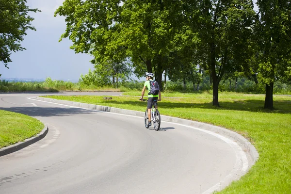 Ein Mann auf einem Fahrrad mit einem Rucksack. — Stockfoto