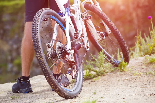 Der Biker steht neben seinem Fahrrad. — Stockfoto