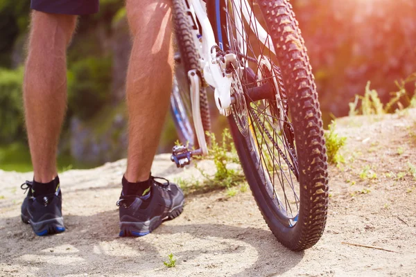 Der Biker steht neben seinem Fahrrad. — Stockfoto