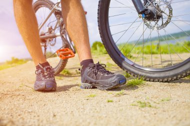 Onun Bisiklet yakınındaki motorcu standları.