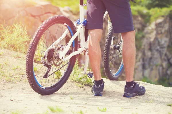 Un cycliste avec un sac à dos . — Photo