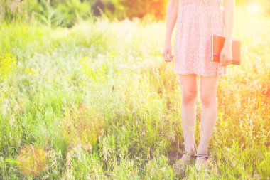 Bir kitap yaz elbiseli kız.