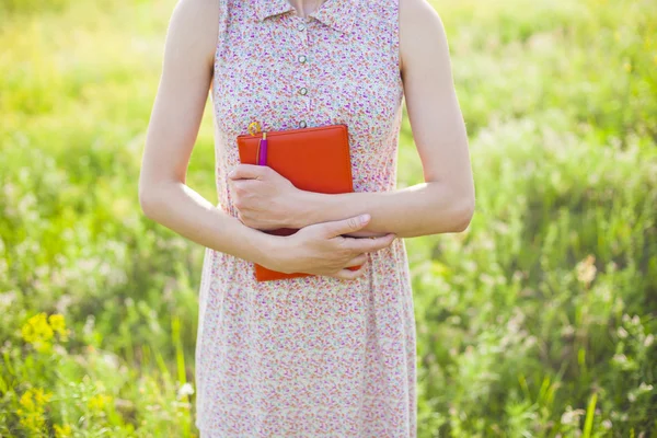 Chica en vestido de verano sosteniendo un libro . —  Fotos de Stock