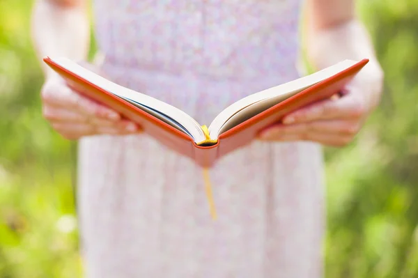 Fille en robe d'été tenant un livre . — Photo