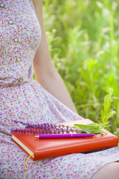Fille en robe d'été tenant un livre . — Photo