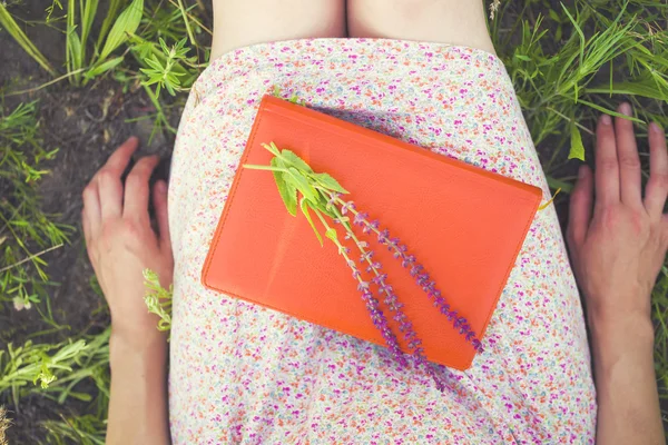 Mädchen im Sommerkleid hält ein Buch. — Stockfoto