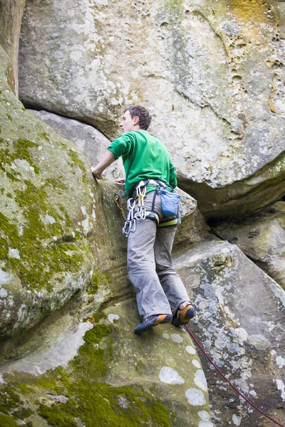 Un escalador sube a la montaña . — Foto de Stock