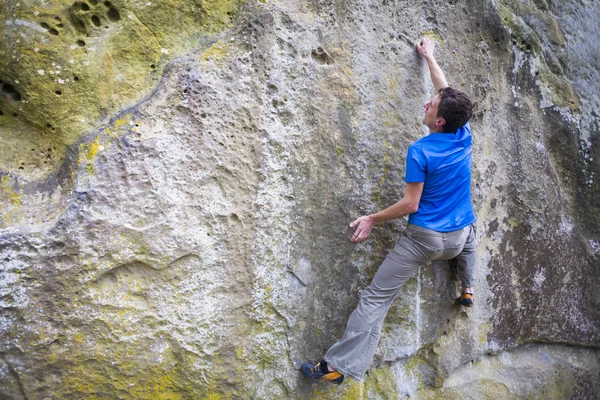 Escalador es bouldering en las rocas . — Foto de Stock