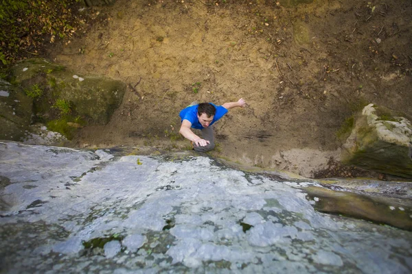 O alpinista está a balançar nas rochas. . — Fotografia de Stock