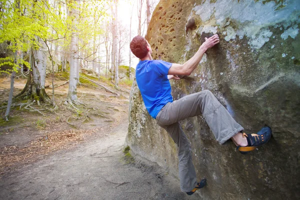 Klimmer is boulderen op de rotsen. — Stockfoto