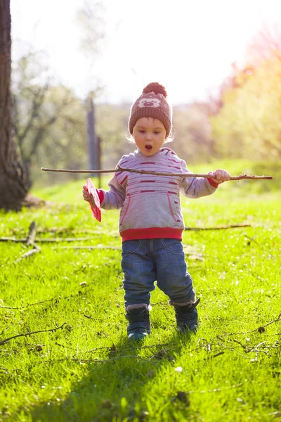 Dziecko bawi się Frisbee na zewnątrz. — Zdjęcie stockowe