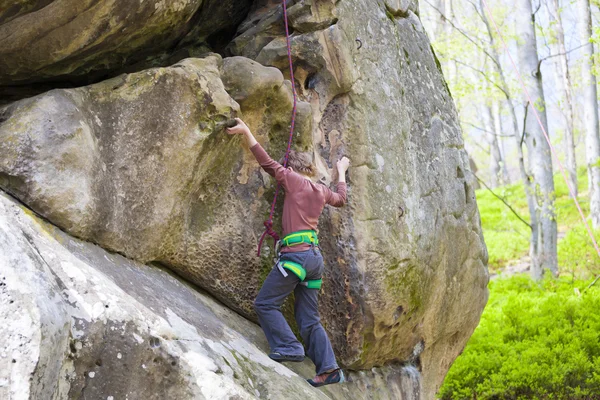 A bold child is climbing. — Stock Photo, Image