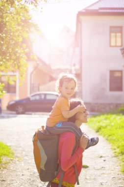 Anne çocukla seyahat.