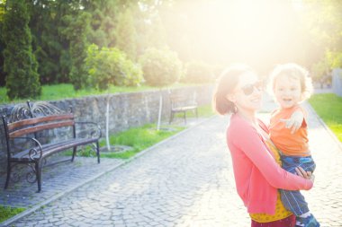 Çocuk ile anne çalış.