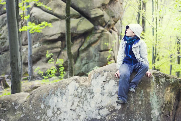 Bir kayanın oturmuş çocuk. — Stok fotoğraf