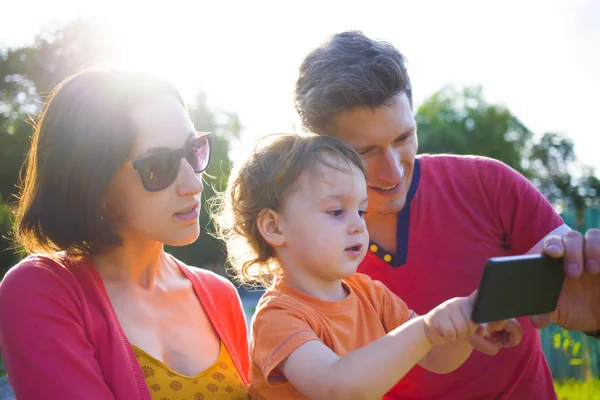 Ung och lycklig familj tar en selfie. — Stockfoto