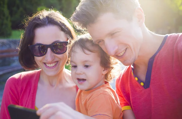 Ung och lycklig familj tar en selfie. — Stockfoto