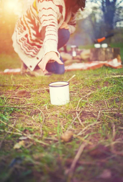 Taza de café con descansar a la chica en el fondo . — Foto de Stock