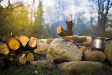 Yapıcı bir ateşin yanında olduğunu.