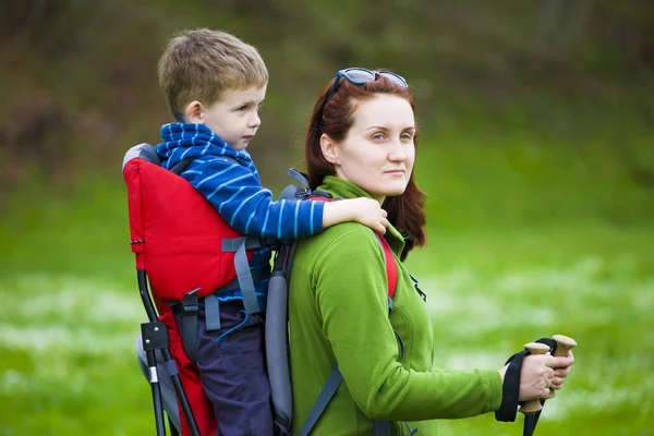 Mamá e hijo viajando por el mundo . — Foto de Stock