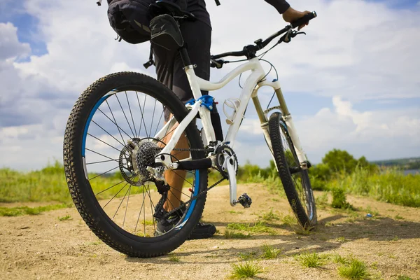 A cyclist with a backpack. — Stock Photo, Image