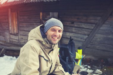 Bir kişi kamp yürüyüş sırasında dinleniyor.