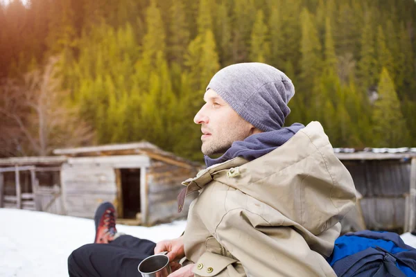 Una persona está descansando en el camping durante la caminata . — Foto de Stock