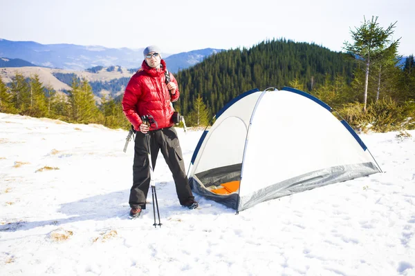 Альпинист с рюкзаком возле палатки . — стоковое фото