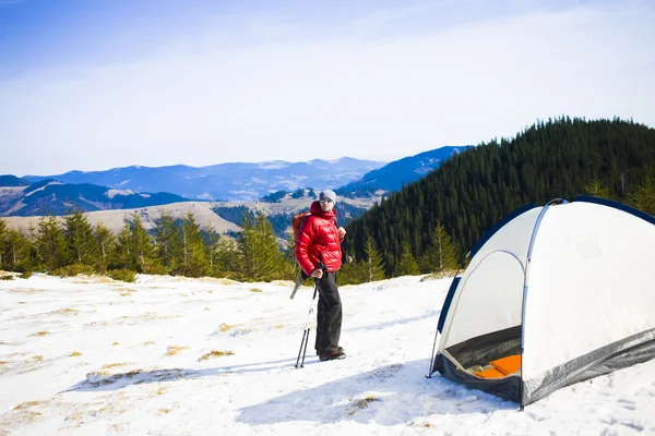 Bergsteiger mit Rucksack in der Nähe des Zeltes. — Stockfoto