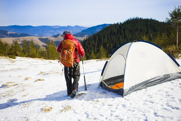 テントの近くのバックパックと登山者. — ストック写真