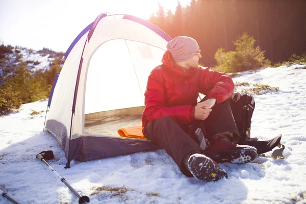 テントの近くのバックパックと登山者. — ストック写真