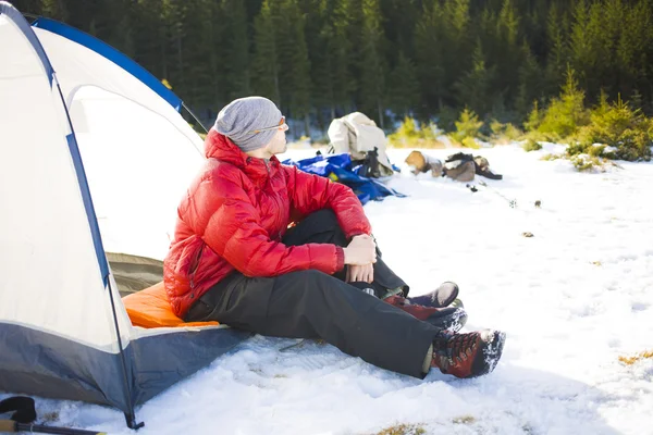 Bergsteiger mit Rucksack in der Nähe des Zeltes. — Stockfoto