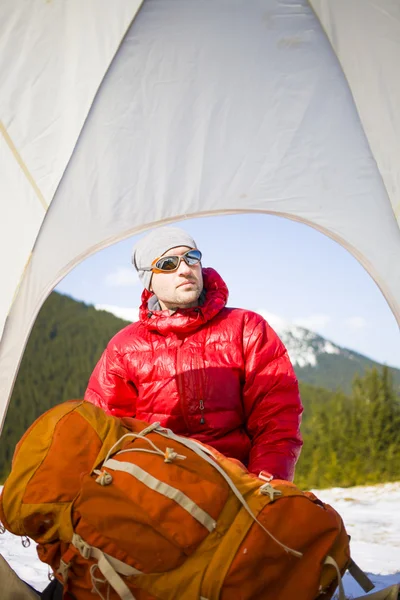 Tırmanıcı bir çadırda portresi. — Stok fotoğraf