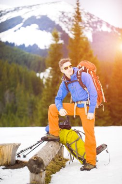 dağcı ile sırt çantası.