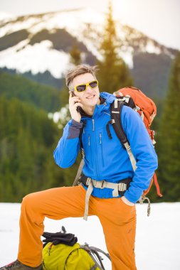 Adam telefonda seyahat ederken.