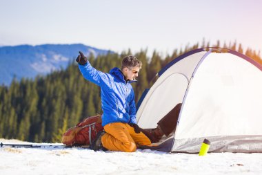 Dağcı çadırın yakınında.