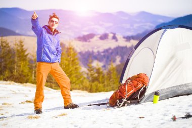 Çadırın yakınında dağcı standları.