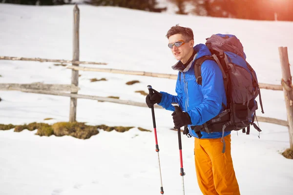Alpinista idzie na zaśnieżonym stoku. — Zdjęcie stockowe