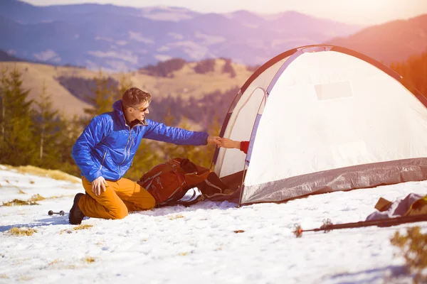 Der Bergsteiger hält die Hand seines Freundes. — Stockfoto